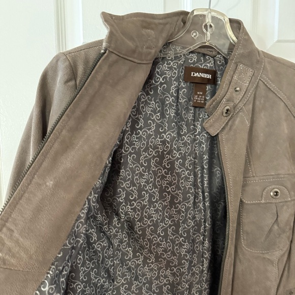 Danier Women's Tan Leather Jacket - Picture 5 of 7